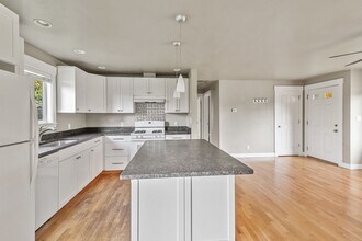 381 SE O'leary St in Oak Harbor, WA - Building Photo - Building Photo