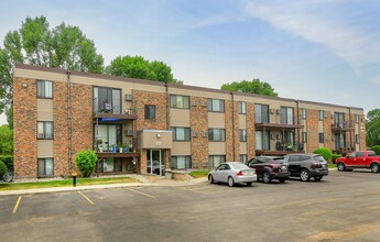 Landmark Estates in Grand Forks, ND - Foto de edificio - Building Photo