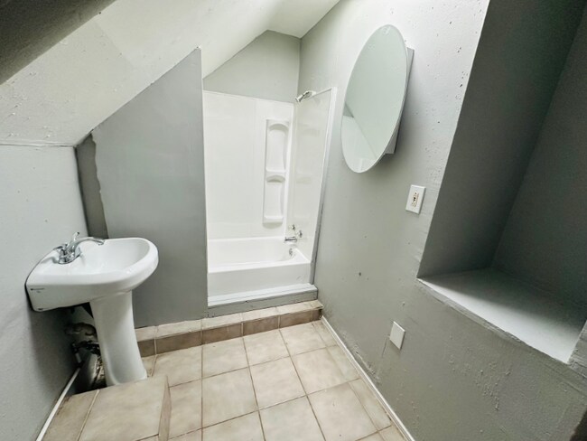 8710 Vineyard Ave in Cleveland, OH - Building Photo - Building Photo