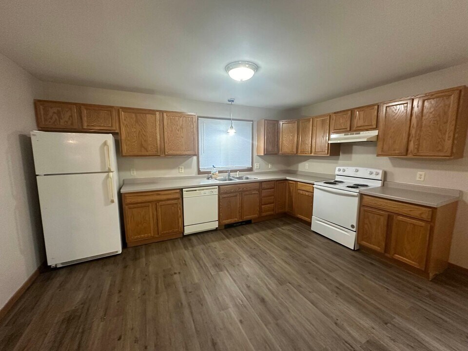 3304-3306 Fenwick Ave in Altoona, WI - Building Photo