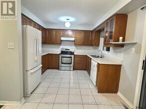 17 Manitoba Pl in Brampton, ON - Building Photo - Building Photo