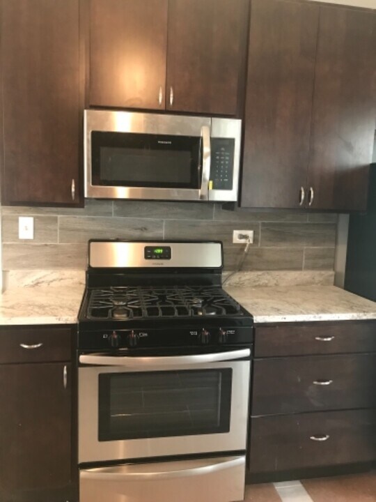 5027 W Sunnyside in Chicago, IL - Building Photo