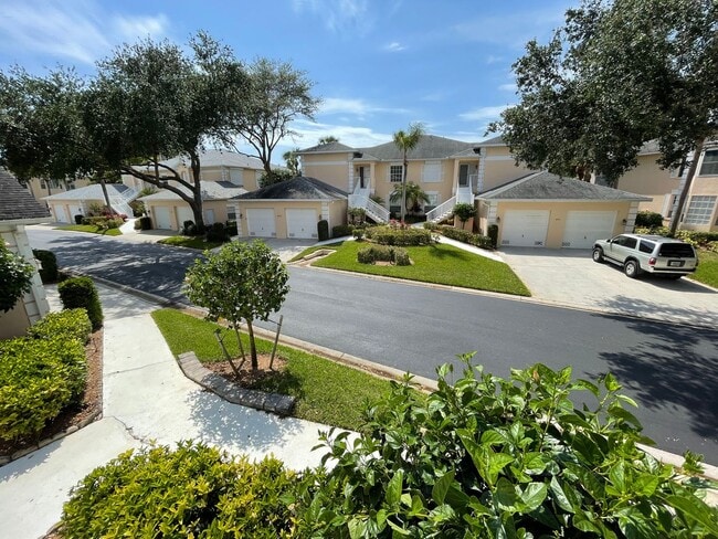 440 Wiggins Lake Ct in Naples, FL - Building Photo - Building Photo