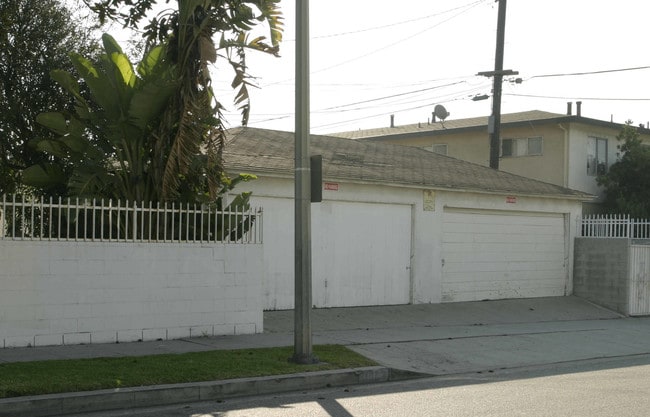 908-910 Myrtle Ave in Inglewood, CA - Building Photo - Building Photo