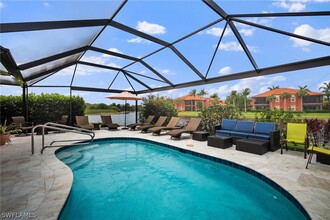 6553 Castlelawn Pl in Naples, FL - Foto de edificio - Building Photo