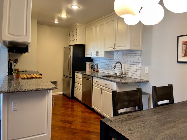 2262 Benson Ave, Unit E in St. Paul, MN - Building Photo - Building Photo