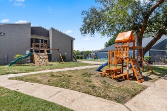 Buena Villa Apartments in Houston, TX - Foto de edificio - Building Photo