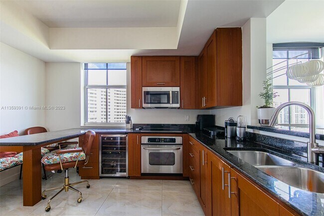 3340 NE 190th St, Unit 605 in Miami, FL - Building Photo - Building Photo