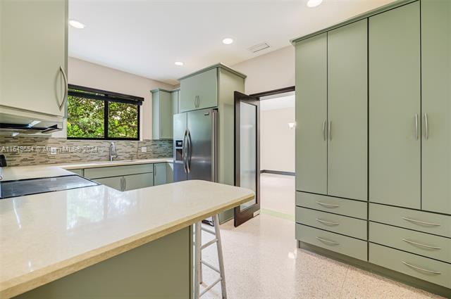 6250 SW 88th St in Pinecrest, FL - Foto de edificio - Building Photo