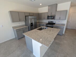 7711 Moore Crk Ln in North Las Vegas, NV - Building Photo - Building Photo