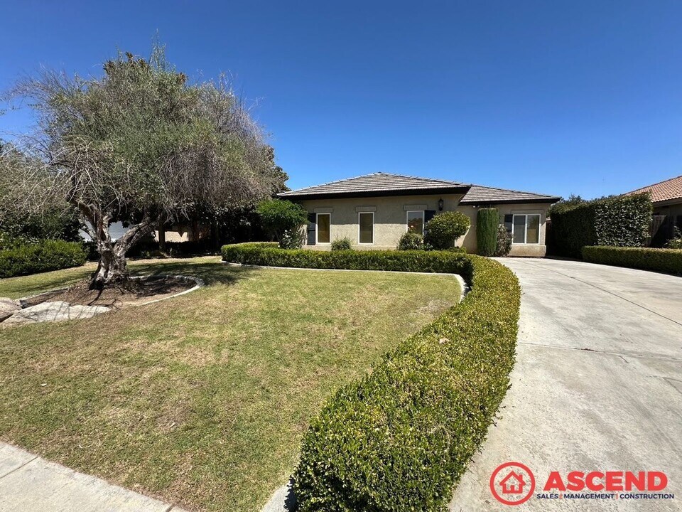 716 Windsor Park Dr in Bakersfield, CA - Building Photo