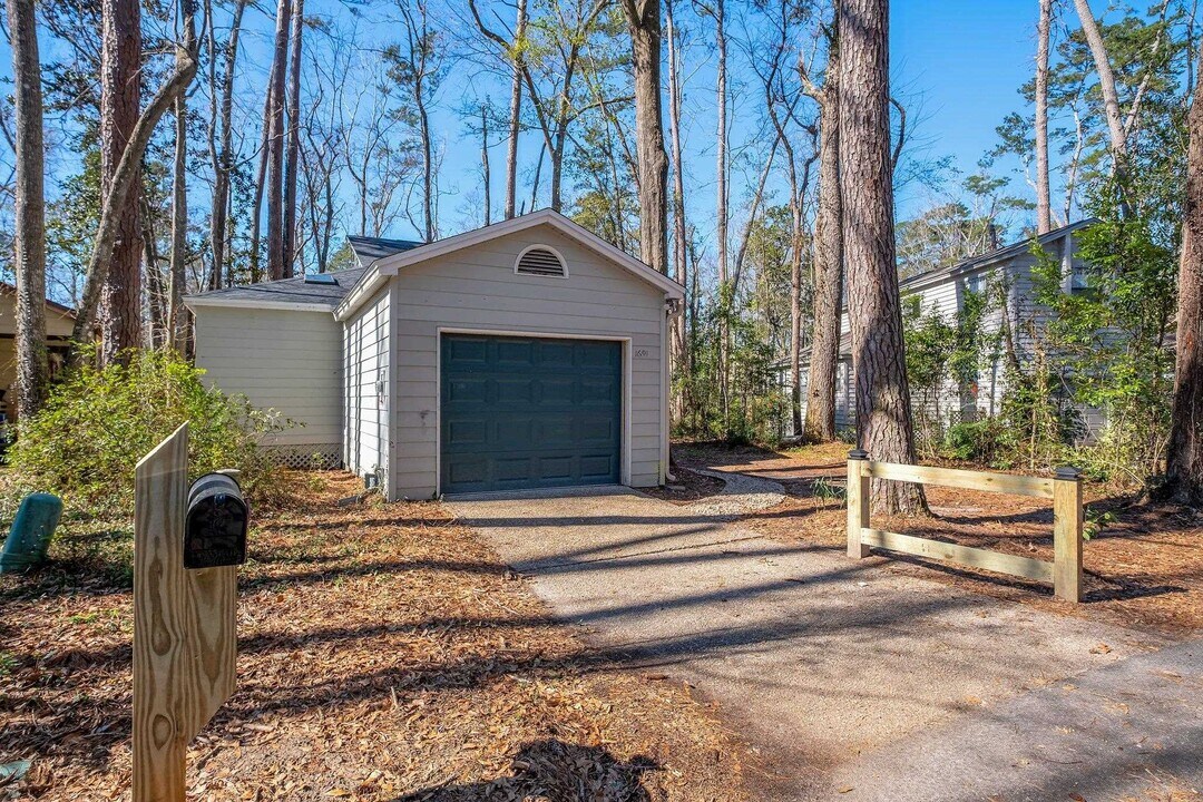 1691 Silverwood Dr in Tallahassee, FL - Building Photo