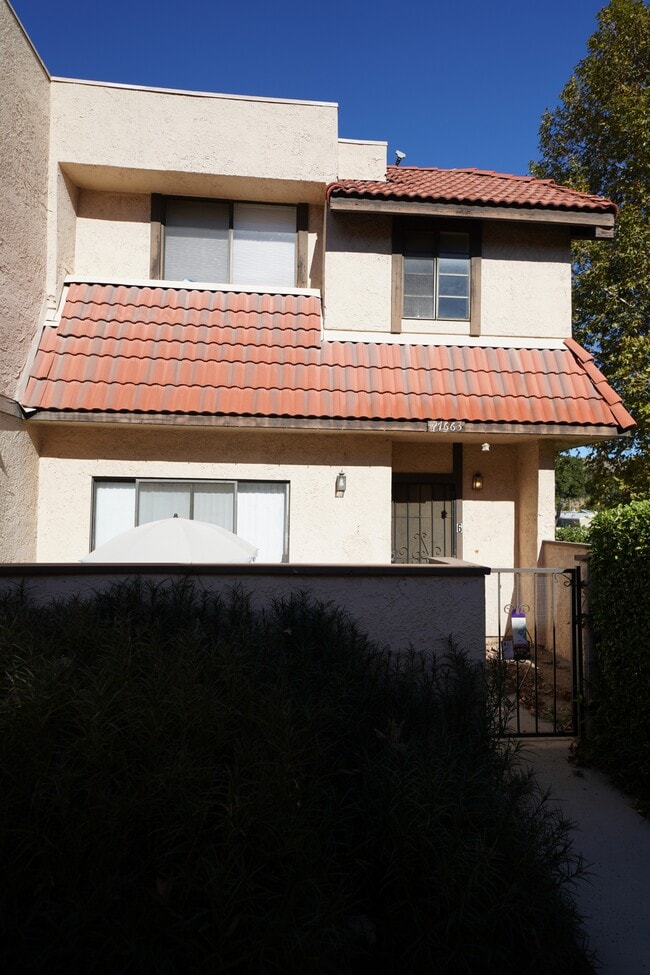 27663 Ironstone Dr in Santa Clarita, CA - Building Photo - Building Photo