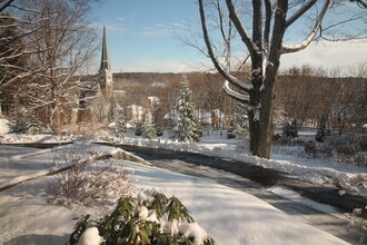 1 Summer St, Unit Bedroom 5 in Hallowell, ME - Foto de edificio - Building Photo