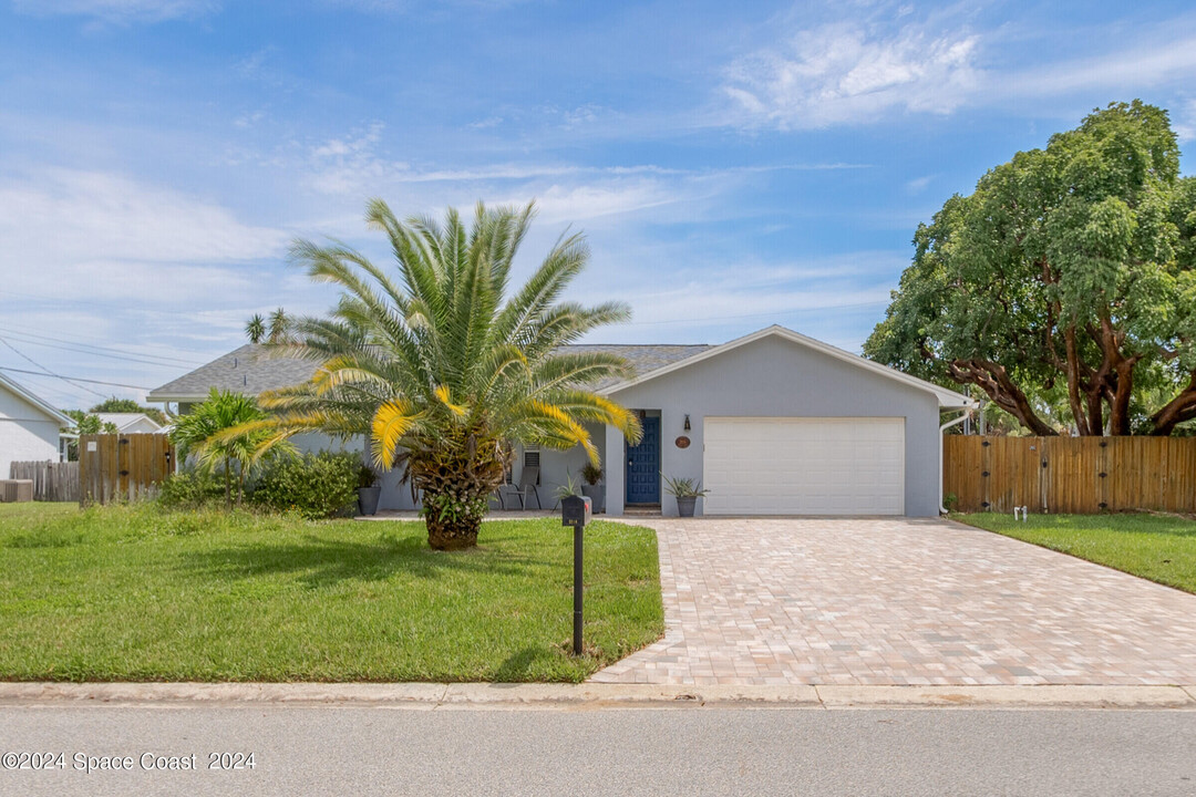 2016 Abalone Ave in Indialantic, FL - Foto de edificio