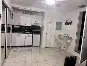 8027 W 14th Ave in Hialeah, FL - Foto de edificio - Building Photo