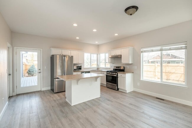 20688 White Dove Ln in Bend, OR - Building Photo - Building Photo