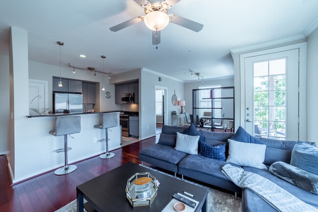 7342 Oak Manor Dr, Unit 7202