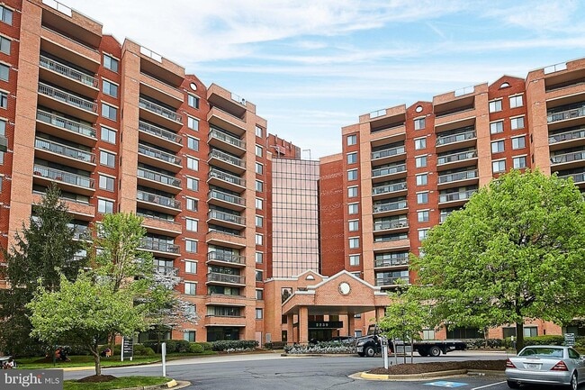 2230 George C Marshall Dr, Unit 922 in Falls Church, VA - Foto de edificio - Building Photo