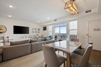 422 Marina Pointe Dr in Hempstead, NY - Building Photo - Building Photo