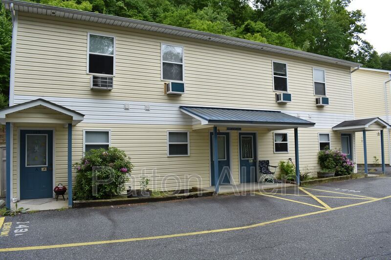 145 Citadel Dr in Cullowhee, NC - Foto de edificio