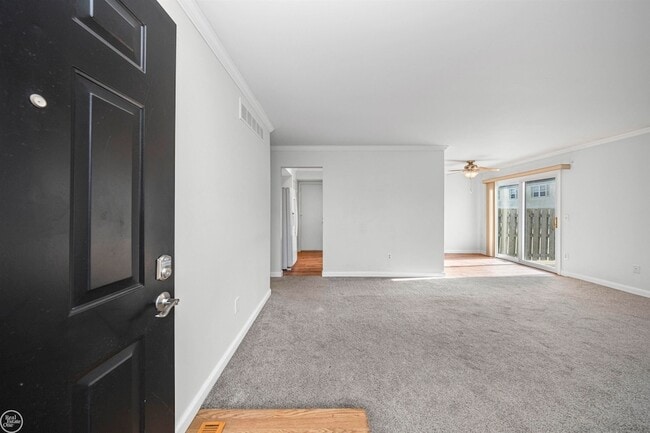 24692 N Meadow Dr, Unit 9 / 3 in Harrison Township, MI - Foto de edificio - Building Photo