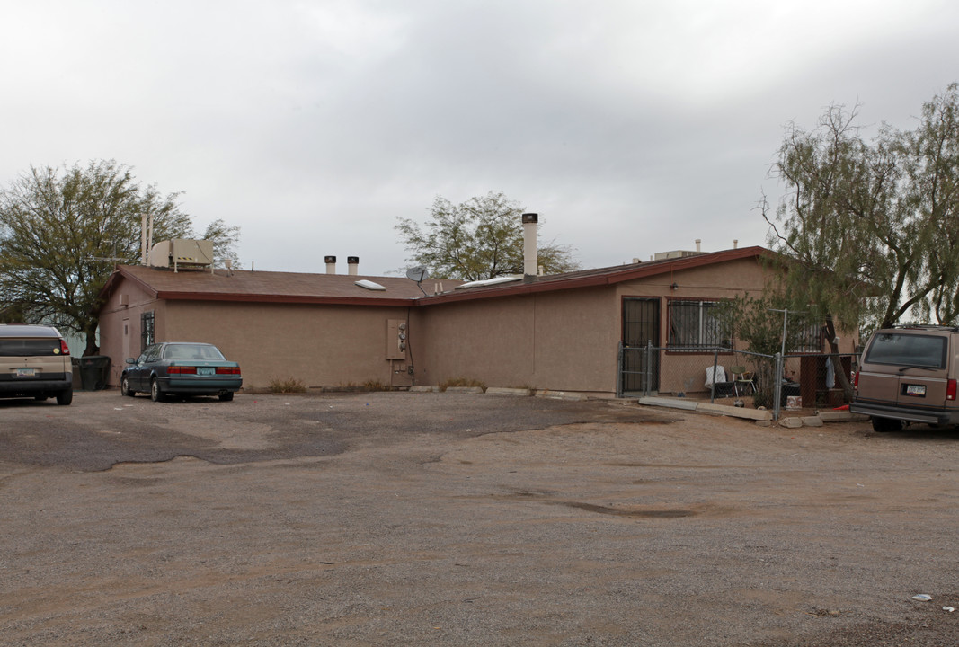 Tri-plex on Thoroughbred in Tucson, AZ - Building Photo