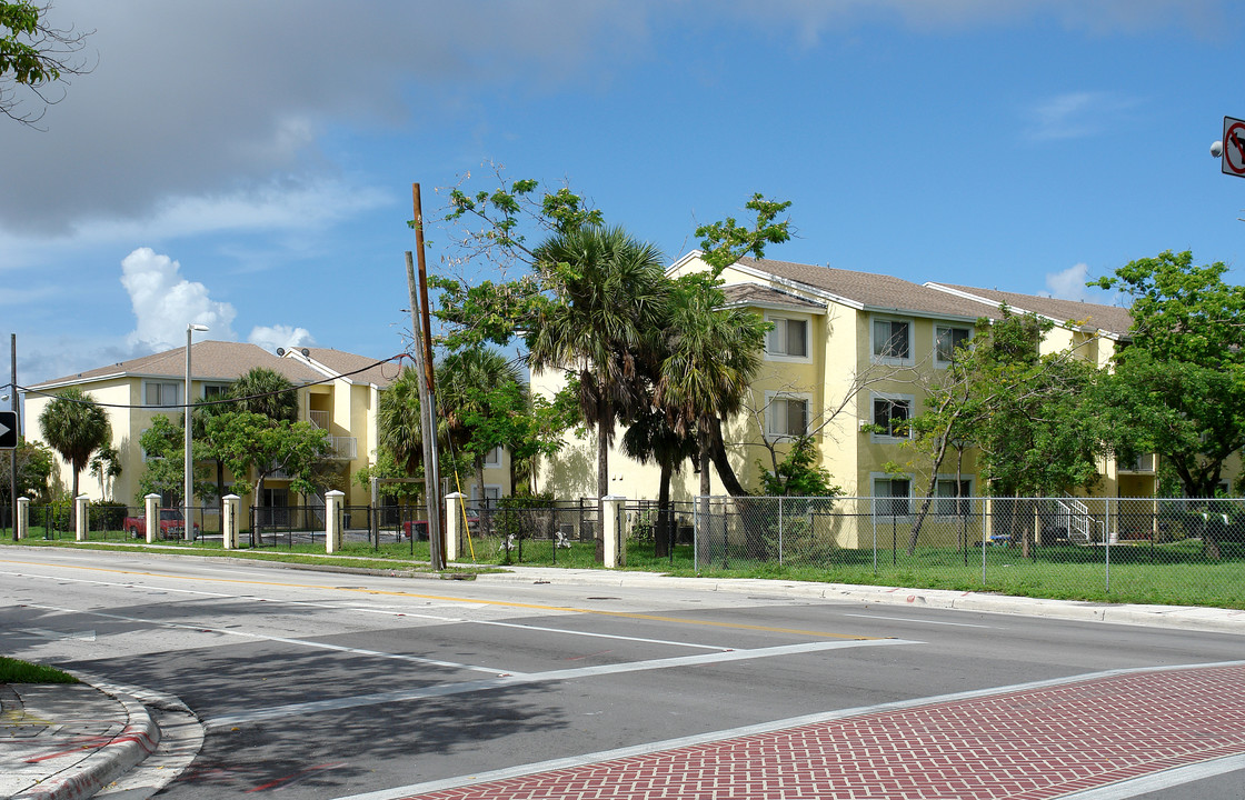 1020 NW 7th Ave in Miami, FL - Foto de edificio