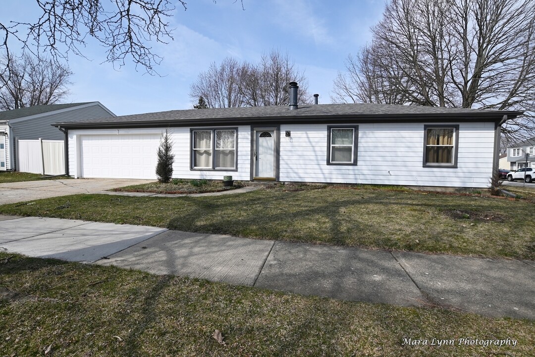 870 Almond Dr in Aurora, IL - Foto de edificio