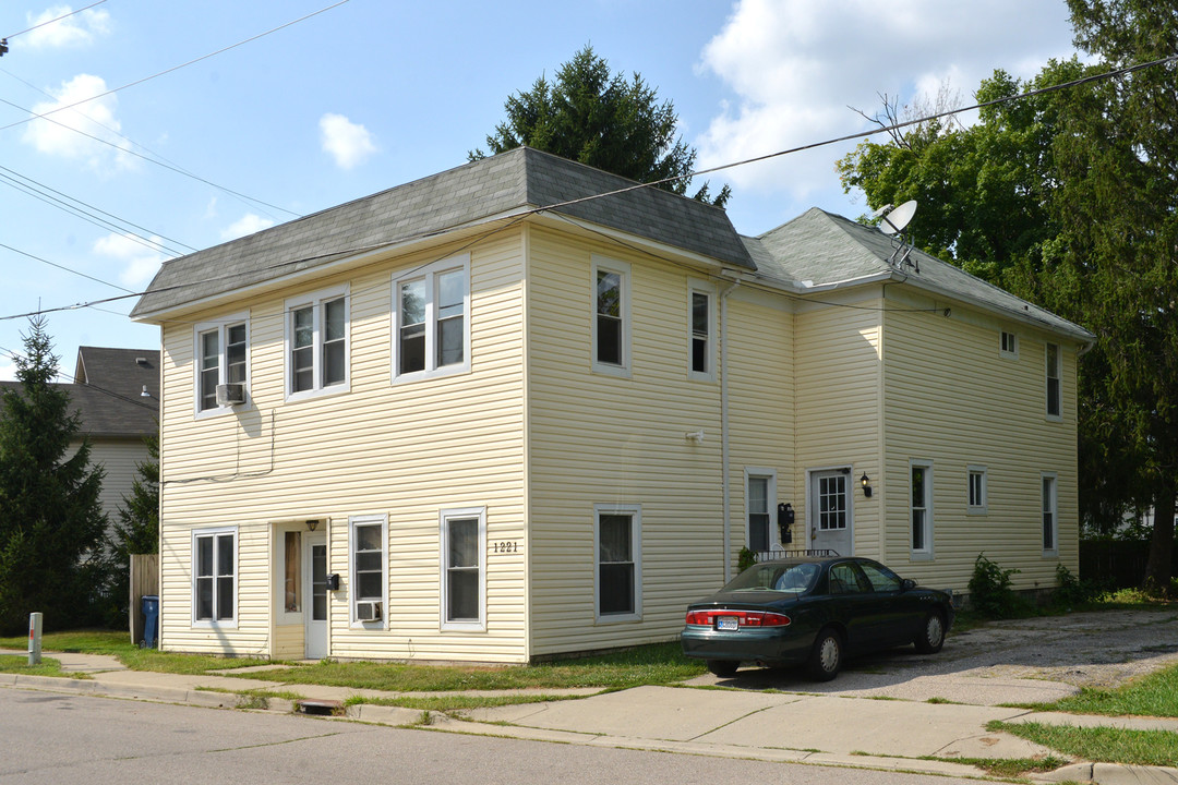 1221 Devon Ave in Dayton, OH - Building Photo