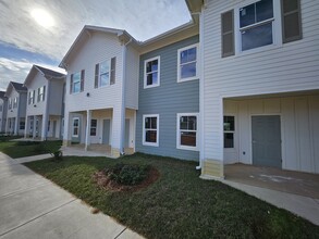 Las Colinas Townhomes in Foley, AL - Foto de edificio - Building Photo