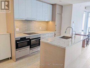 488 University Ave in Toronto, ON - Building Photo - Building Photo