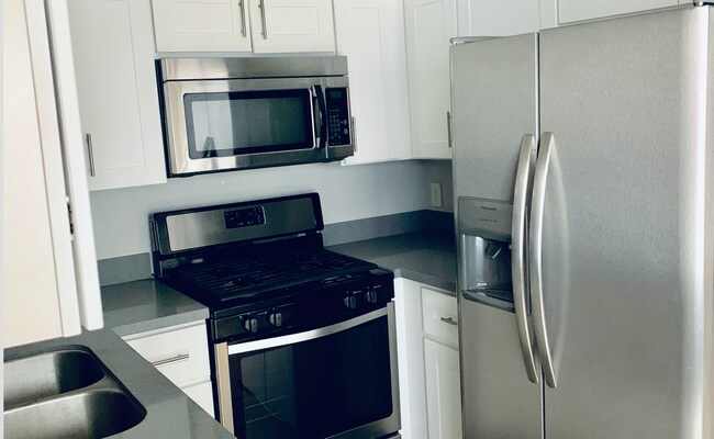 350 S Reno St-Unit -206 in Los Angeles, CA - Building Photo - Building Photo