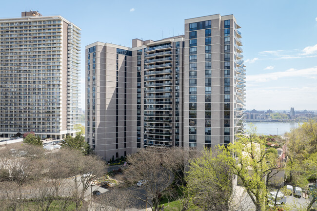 Atrium Palace Condominiums in Fort Lee, NJ - Foto de edificio - Building Photo