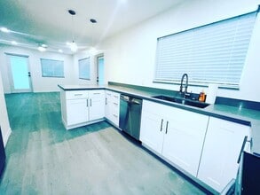 7128 SW 22nd St in Miami, FL - Foto de edificio - Building Photo