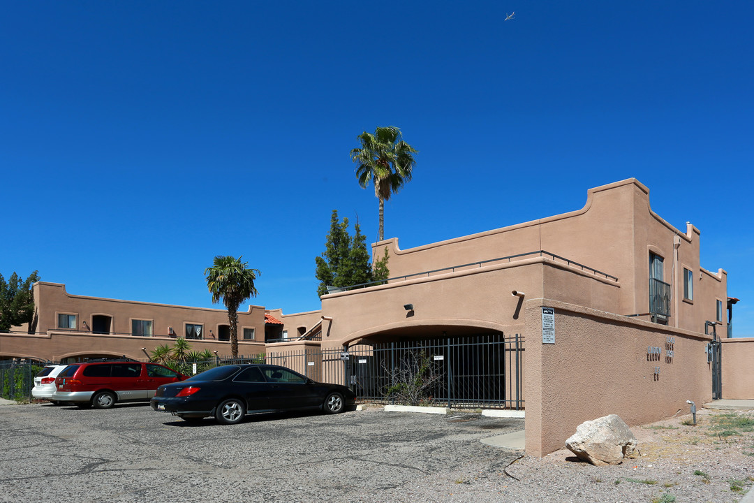 Meadow West Apartments in Tucson, AZ - Foto de edificio