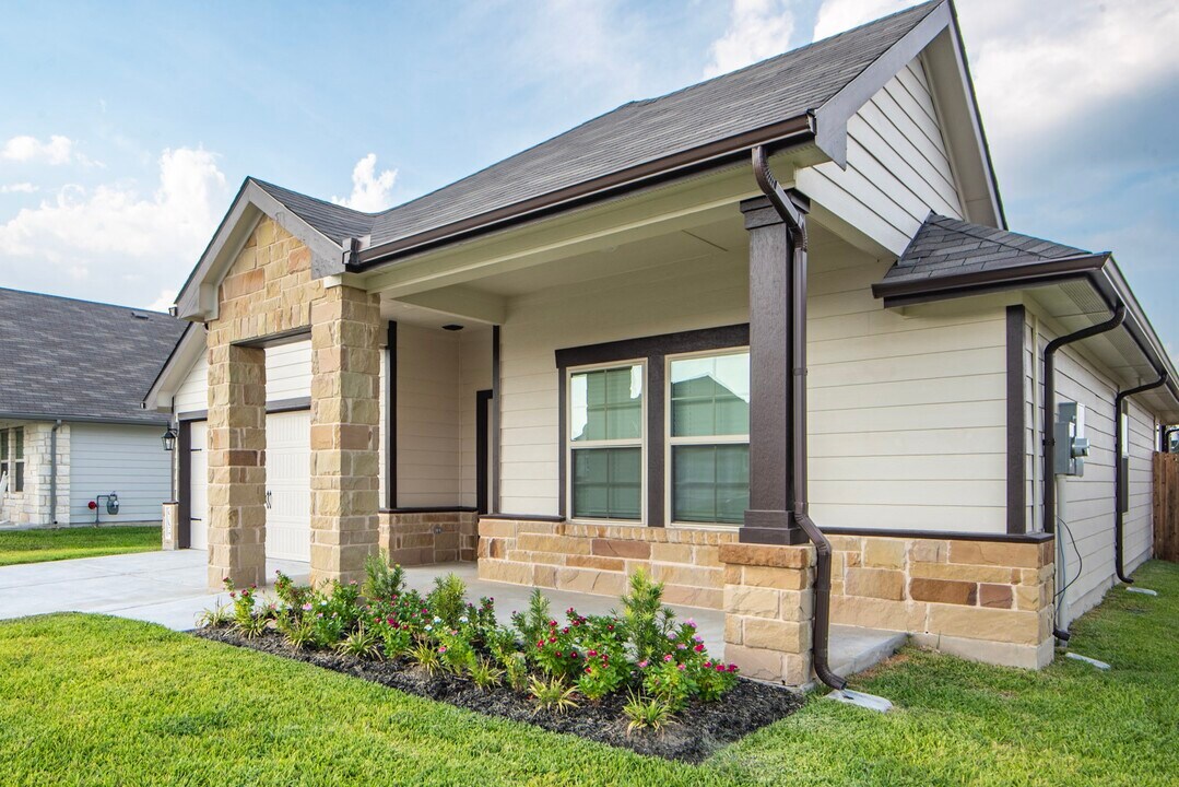 902 Legrand St in Brenham, TX - Building Photo