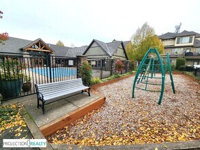 8061 NE Rockne Way in Hillsboro, OR - Building Photo - Building Photo