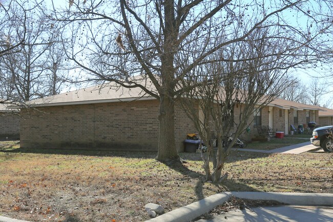 Brown Apartments in Springdale, AR - Building Photo - Building Photo