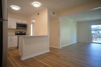 1205 Pleasant Run Dr in Wheeling, IL - Building Photo - Building Photo