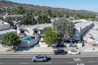 7762 Foothill Blvd in Tujunga, CA - Foto de edificio - Building Photo