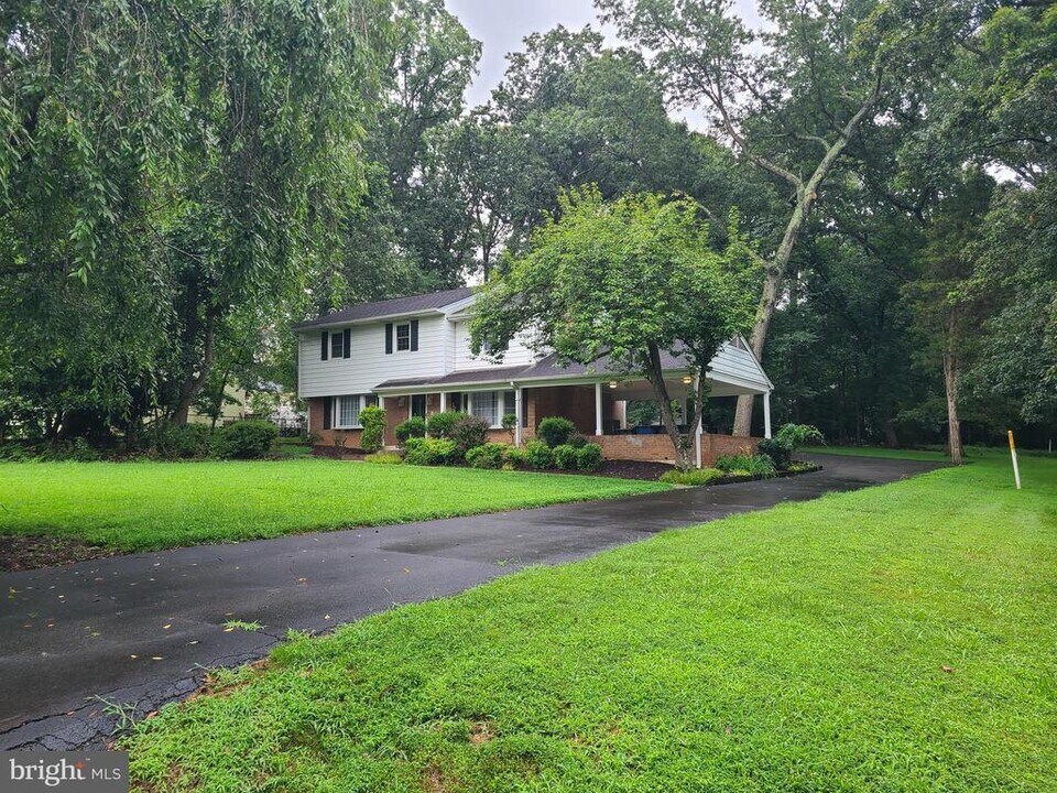 10617 Good Spring Ave in Great Falls, VA - Building Photo