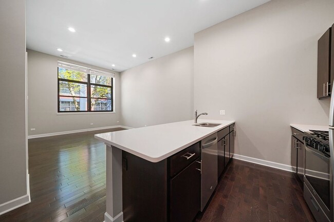 2200 W Lawrence Ave, Unit 206 in Chicago, IL - Building Photo - Building Photo