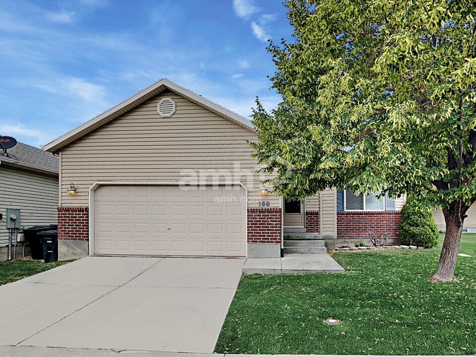 168 Crystal Bay Dr in Stansbury Park, UT - Foto de edificio