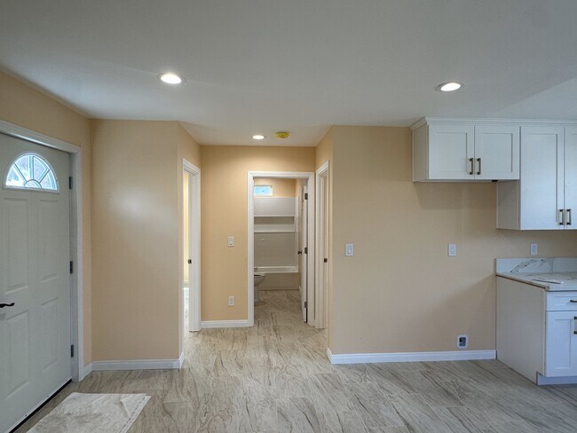 4129 Helene St, Unit Detached Backhouse in Simi Valley, CA - Building Photo - Building Photo