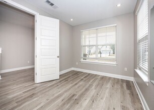 10463 W Landon Green Cir in Gulfport, MS - Building Photo - Building Photo