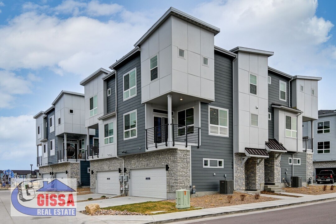 2297 Diamond Creek Dr in Colorado Springs, CO - Building Photo