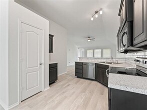 912 Hidden Oaks Dr in Burleson, TX - Building Photo - Building Photo