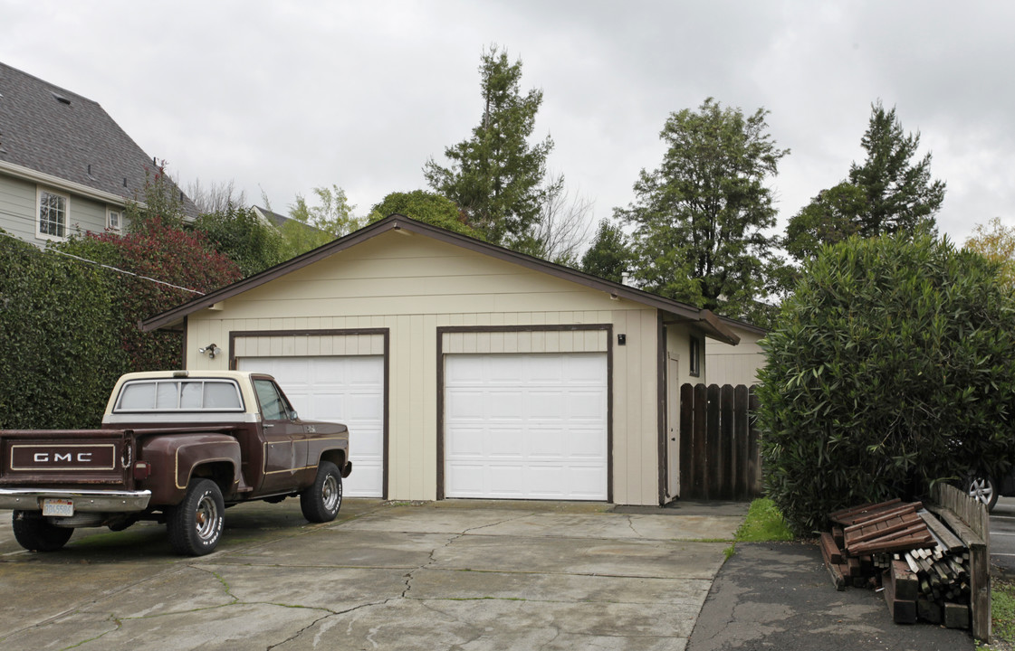 206-208 Baker St in Petaluma, CA - Building Photo