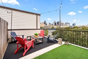 2104 Webster St in Houston, TX - Building Photo